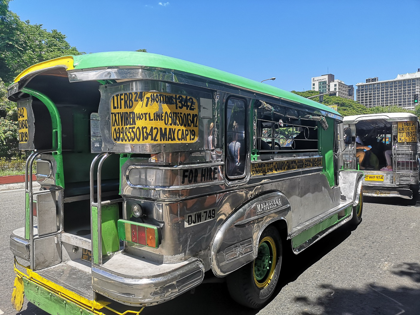 Jeepney argent et vert pour le transport aux Philippines