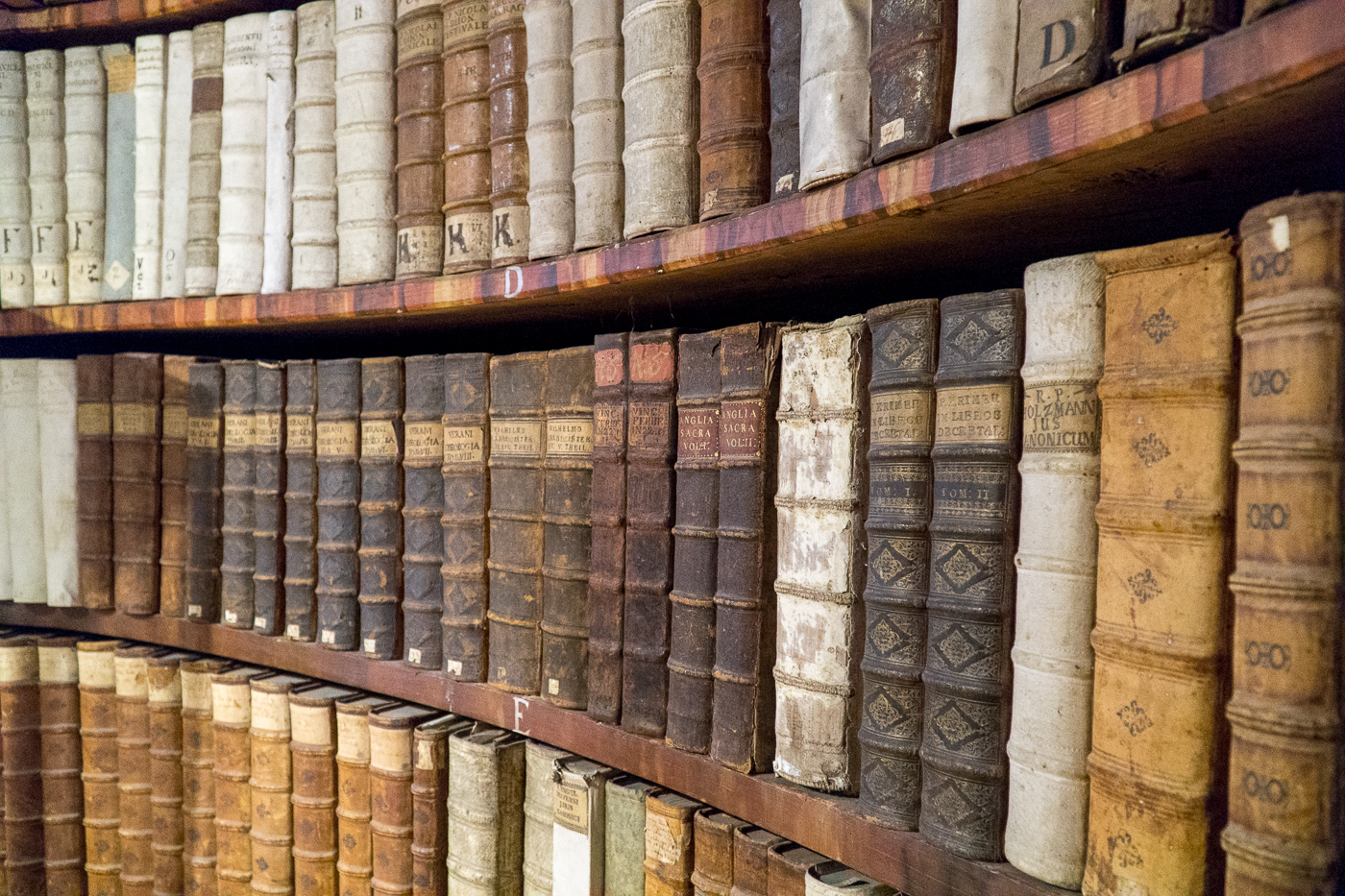 Livres sur les tablettes de la bibliothèque du Stift Rein