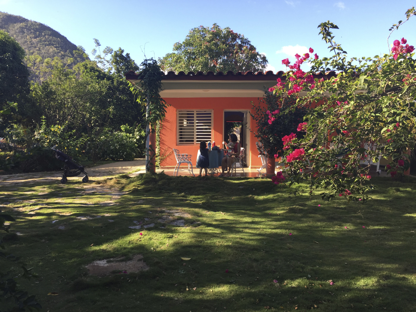 Maison orange entourée de nature à Cuba