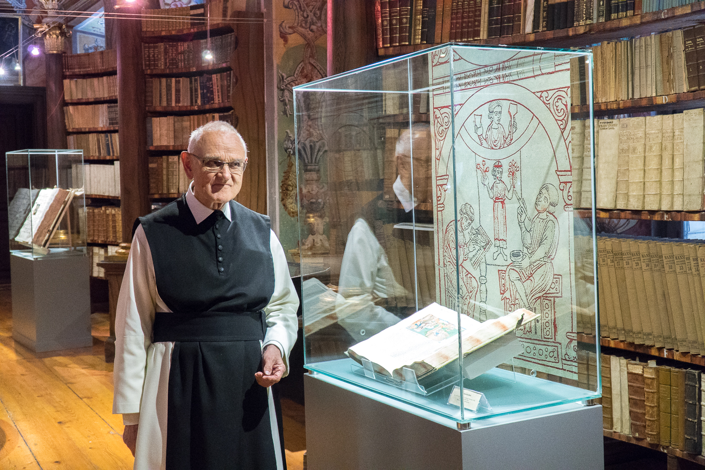 Père August Janisch dans la bibliothèque