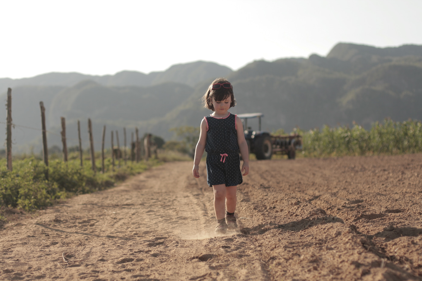 Petite fille qui joue dans la terre à Cuba