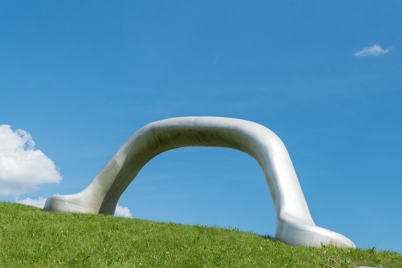 Poignée géante d'art au parc de sculptures près de Graz, Autriche