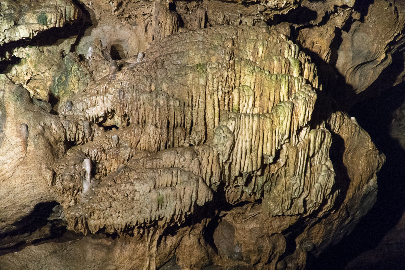 Stalactites à l'intérieur de la Lurgrotte Peggau en Styrie