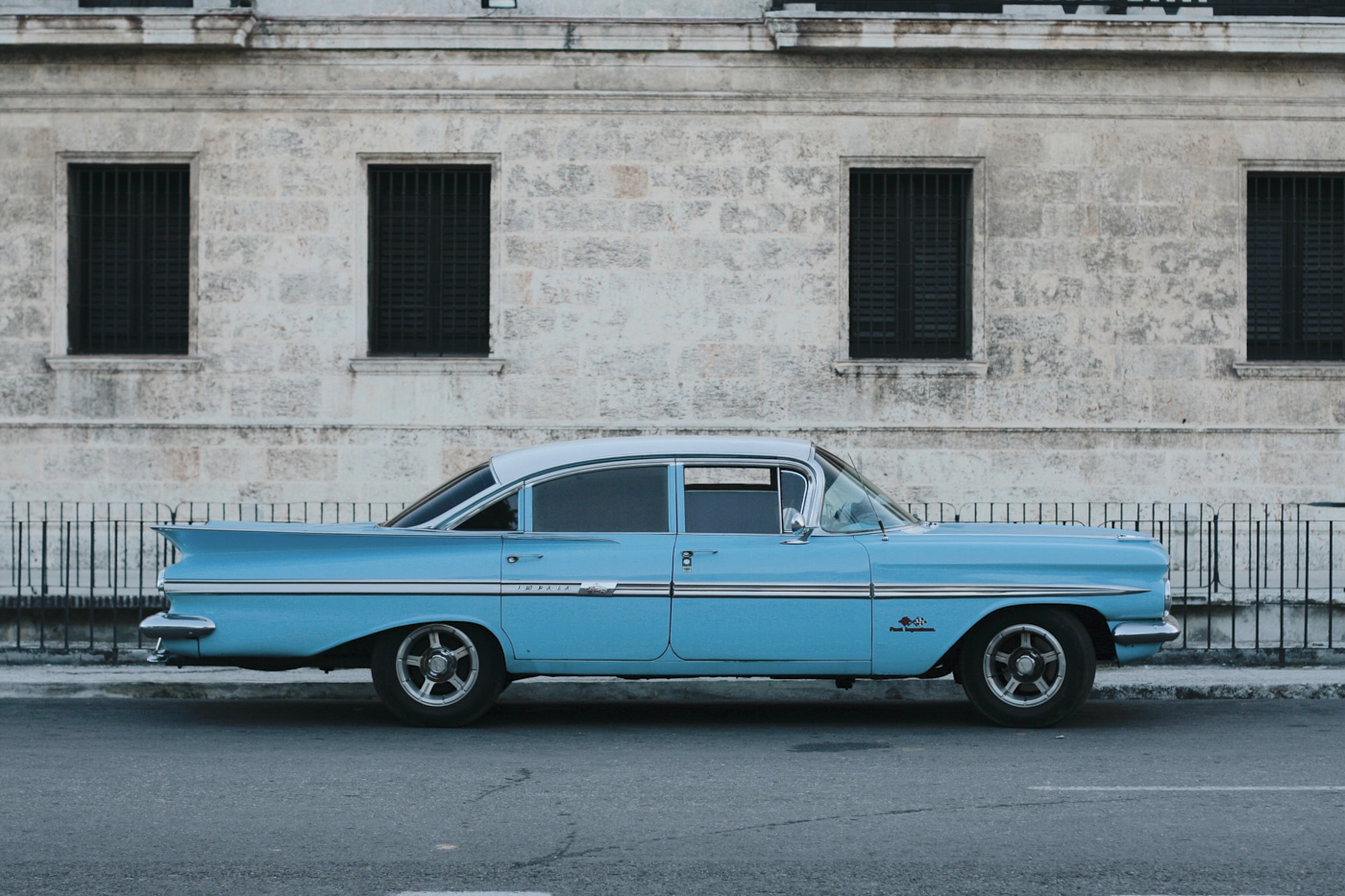 Voiture ancienne en voyage à Cuba