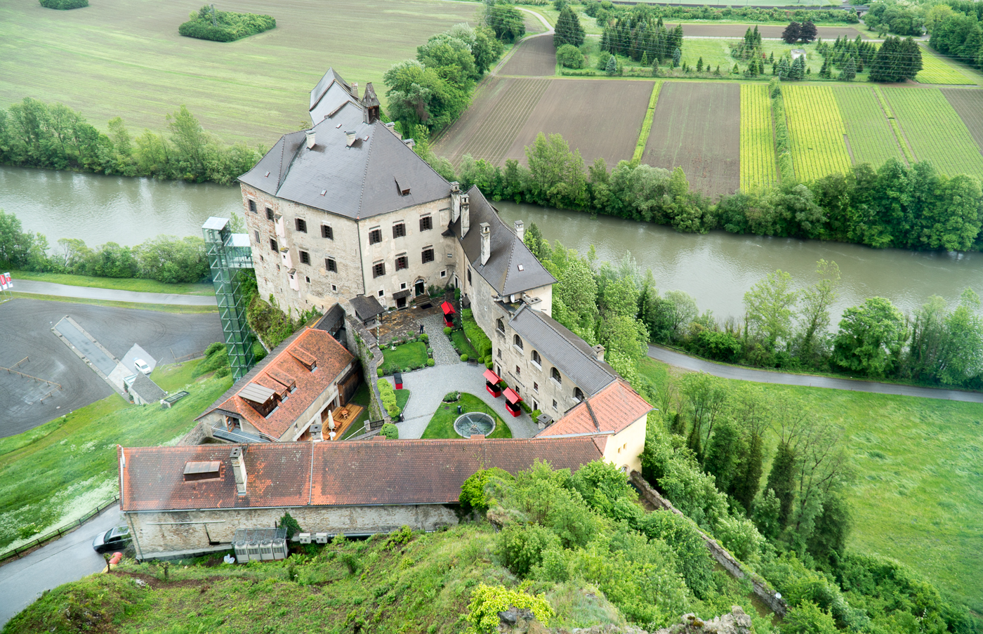 Vue du Burg Rabenstein par le bureau moderne du patron