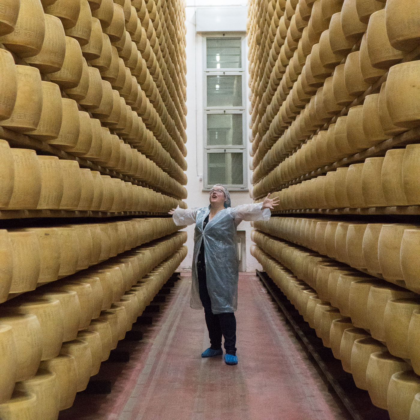 Jennifer de Moi, mes souliers dans les meules de parmesan