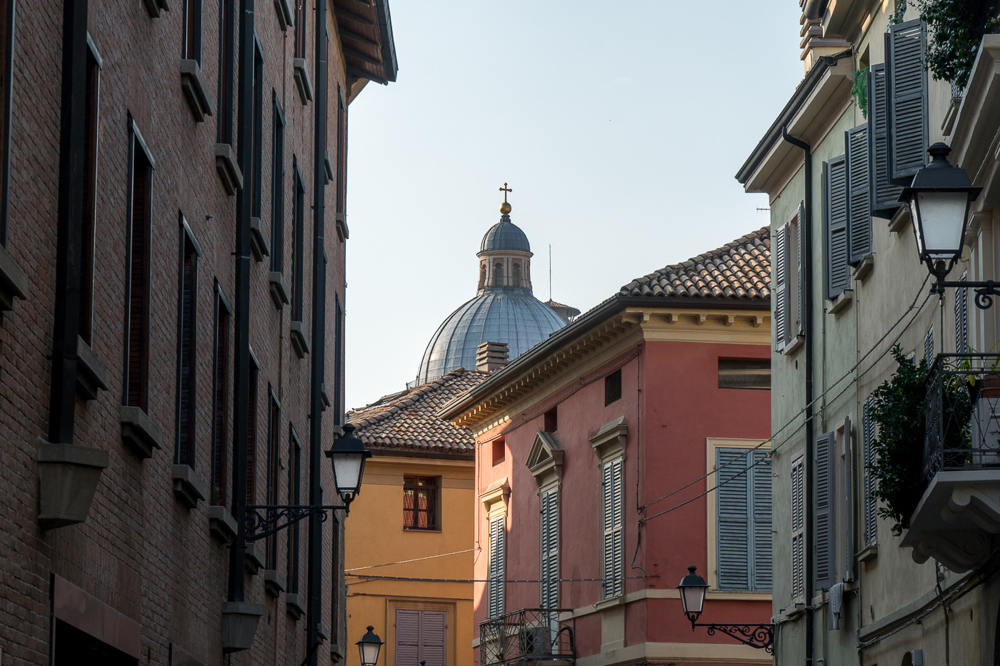 Coupole au-dessus des toits de Reggio Emilia