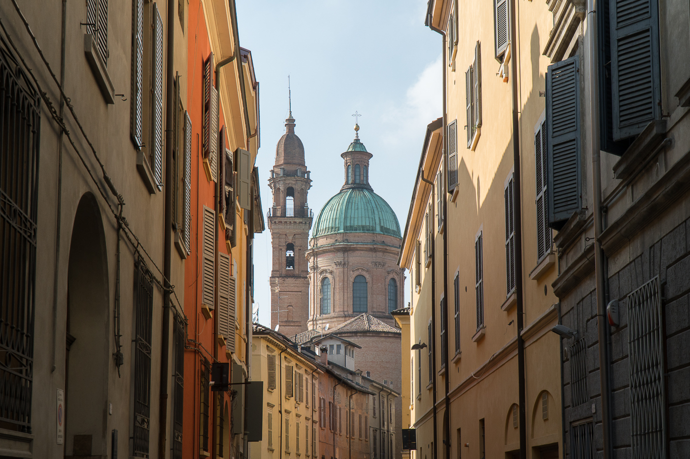 Église au-dessus d'une ruelle de Reggio Emilia - Voyage en Italie