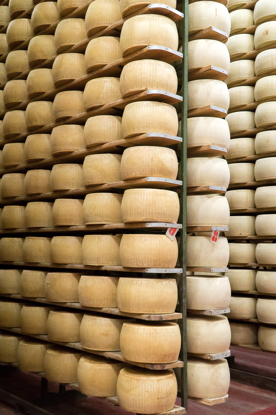 Étagères de meules de parmesan, Émilie-Romagne