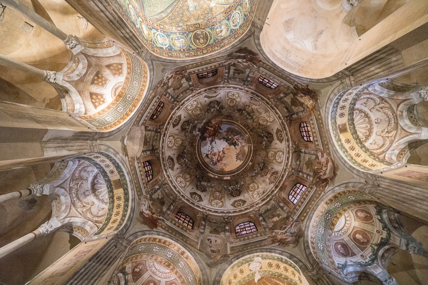 plafond de la basilique San Vitale en Émilie-Romagne