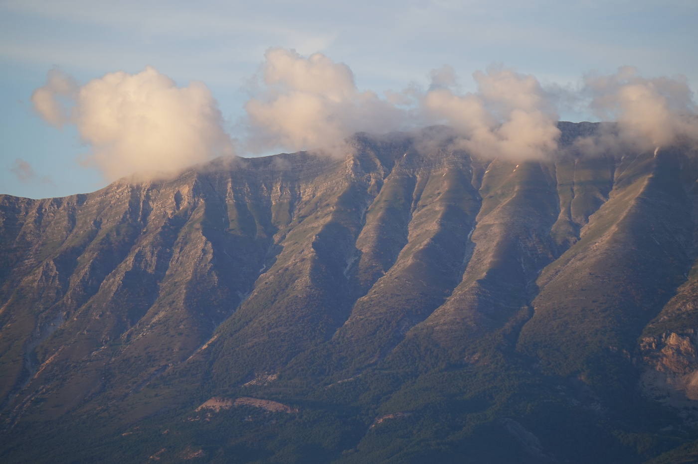 Gjirokaster et ses montagnes dans les nuages