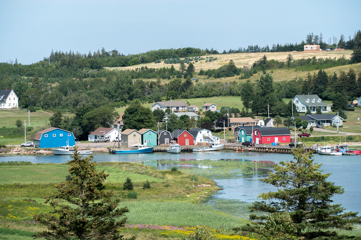 Paysage de French River aux hangars de pêcheurs multicolores