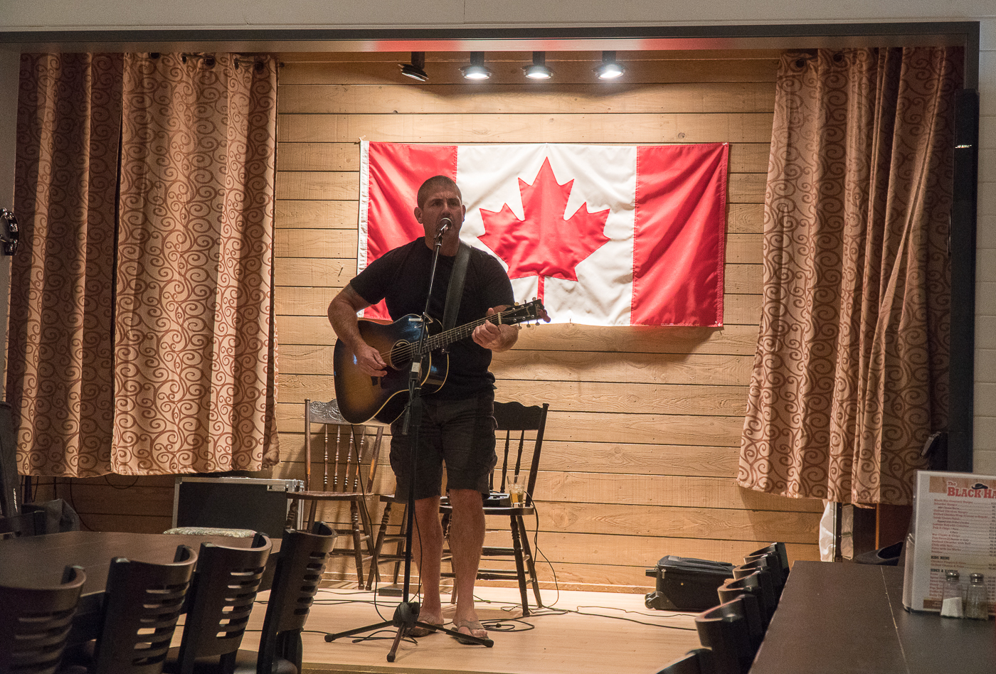 Chanteur et drapeau du Canada - Stompin' Tom Centre à faire à l'île-du-Prince-Édouard