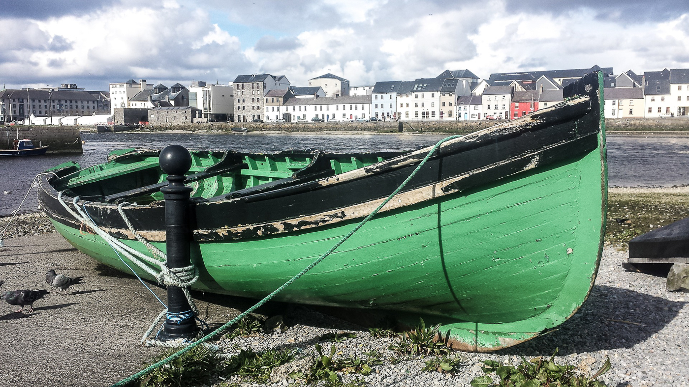 Bateau vert à Galway en Irlande de Pixabay