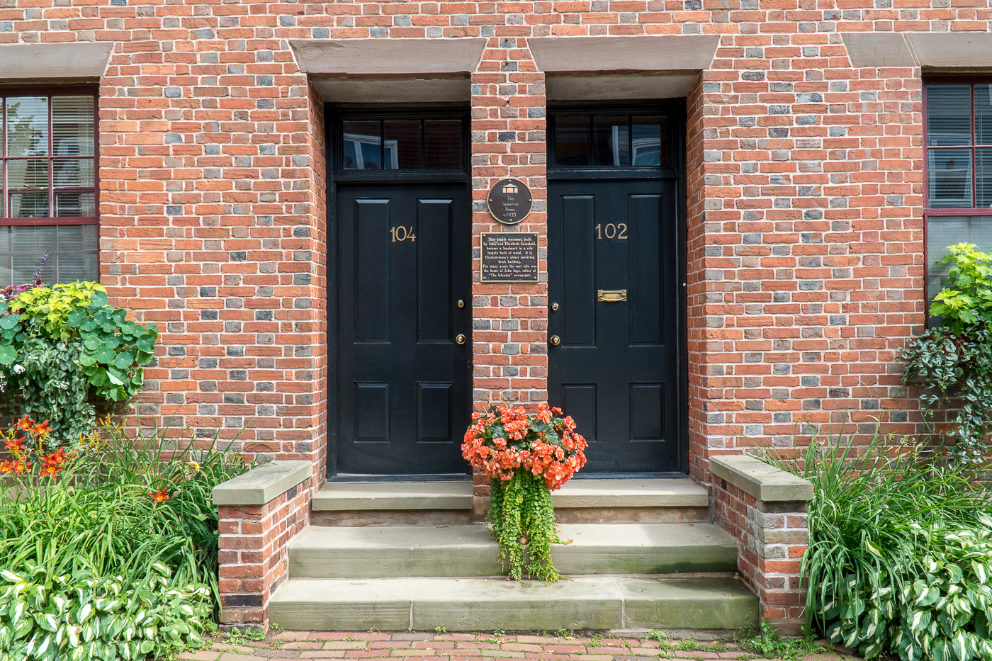 Maisons de brique rouge avec fleurs lors d'une balade dans Charlottetown