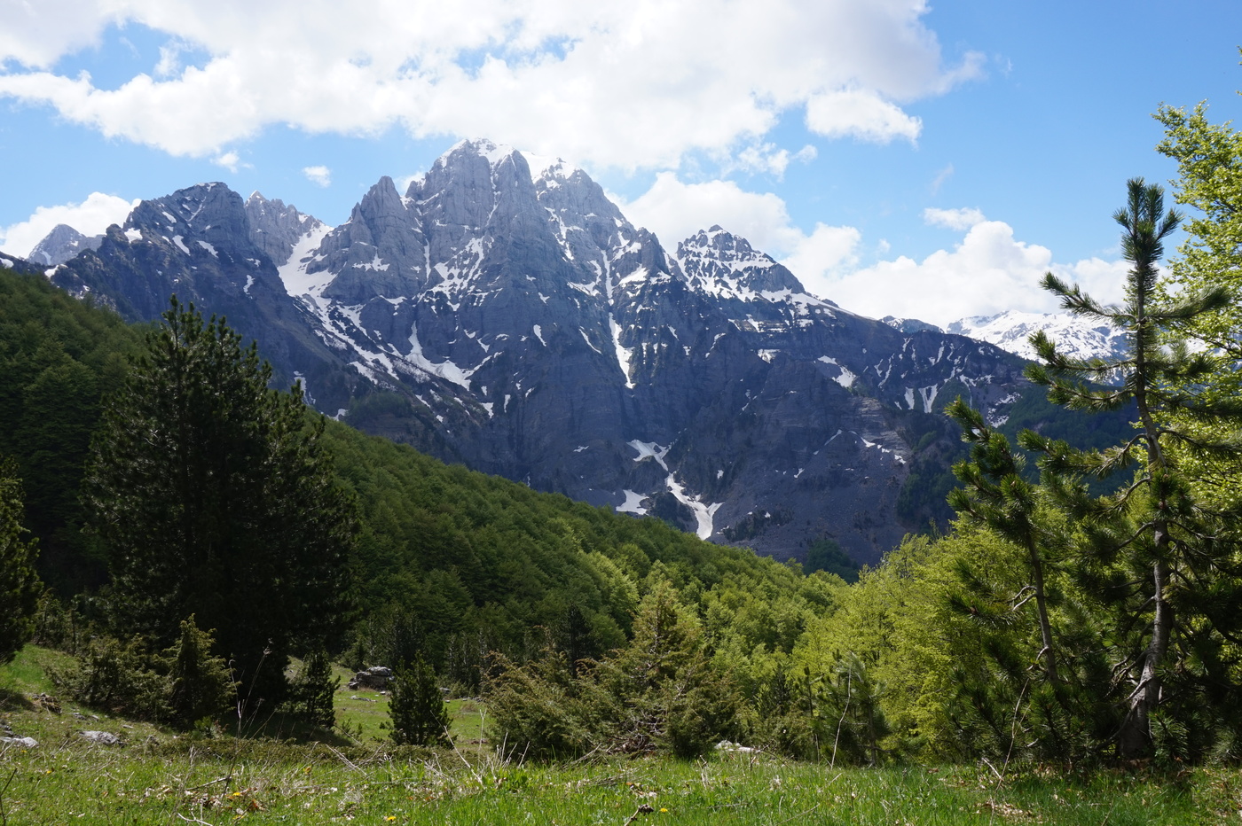 Montagnes enneigées et Alpes en voyage en Albanie