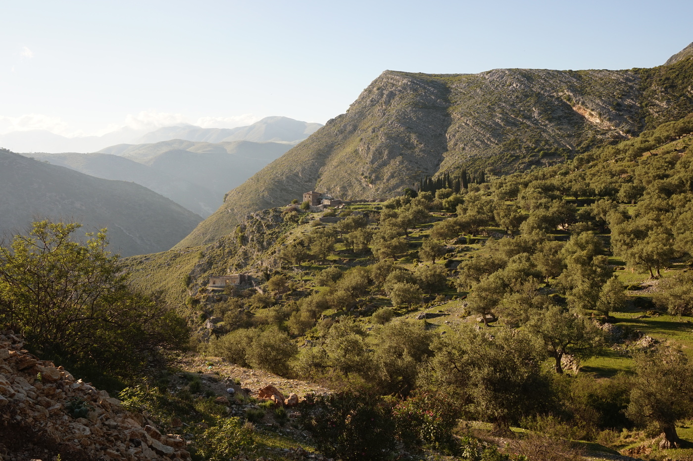 Montagnes et vallée Qeparo