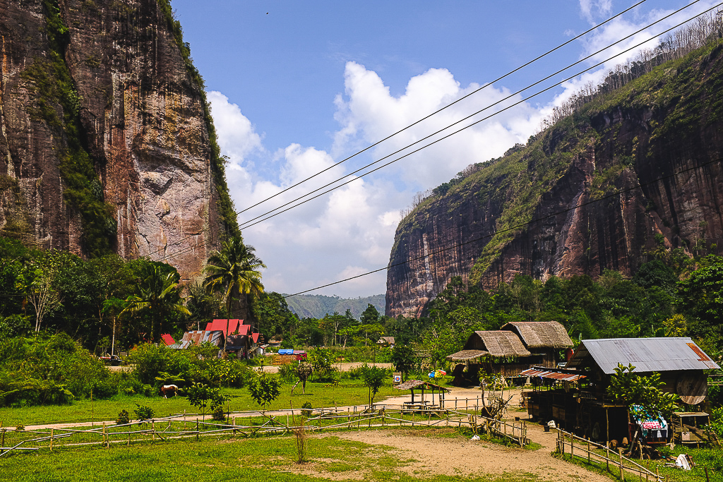 Montagnes et village de Sumatra en Indonésie par Voyager sa vie