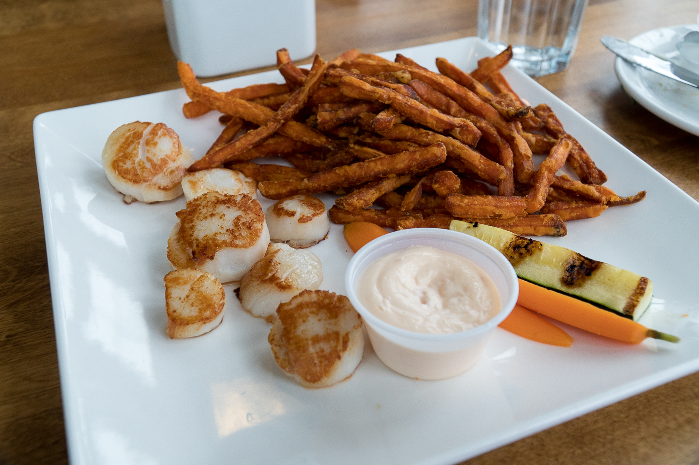 Pétoncles et frites au Northport Pier Restaurant