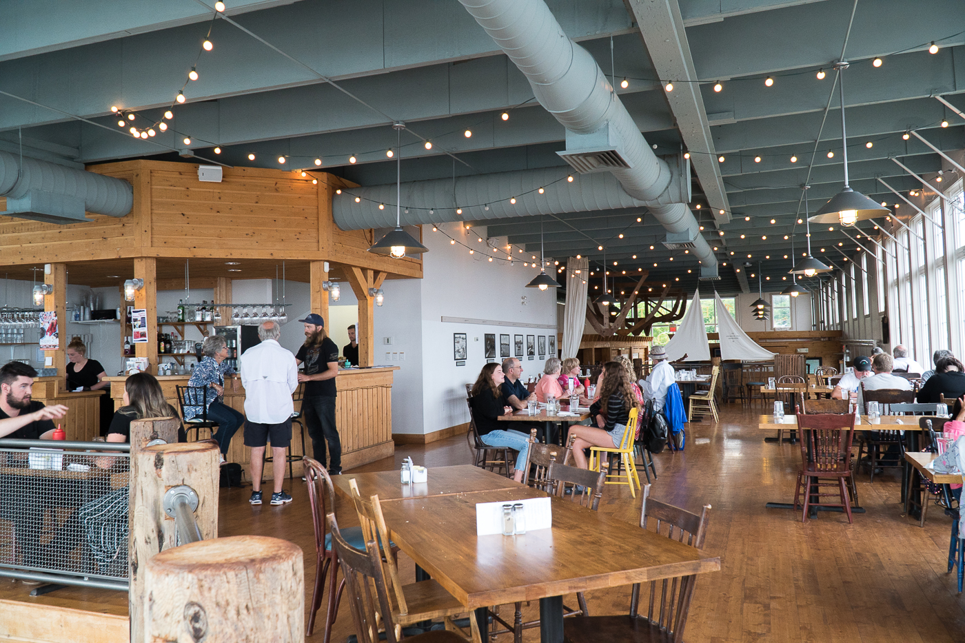 Salle à manger au Northport Pier Restaurant