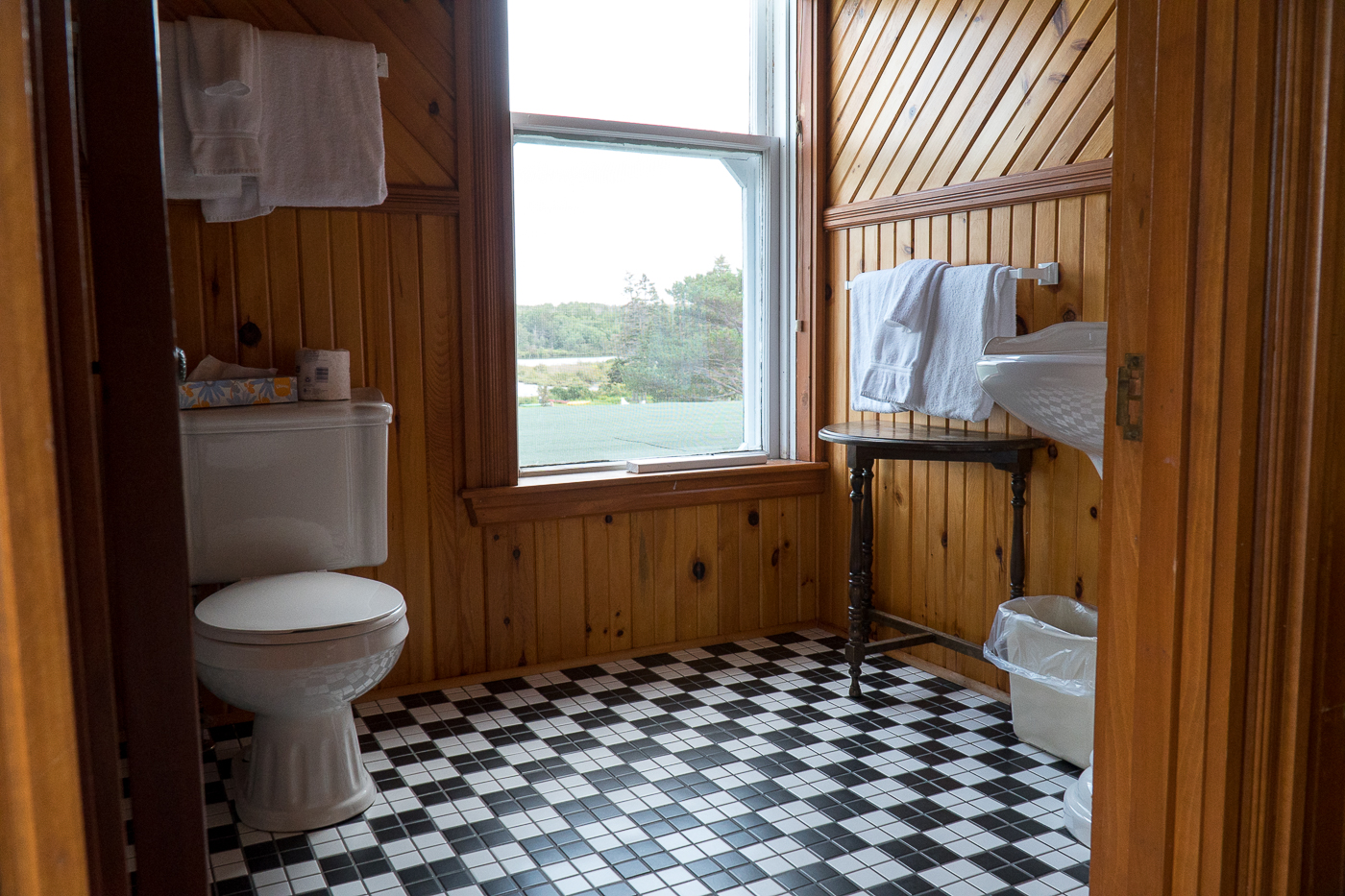 Salle de bains avec plancher noir et blanc vintage de Dalvay by the Sea