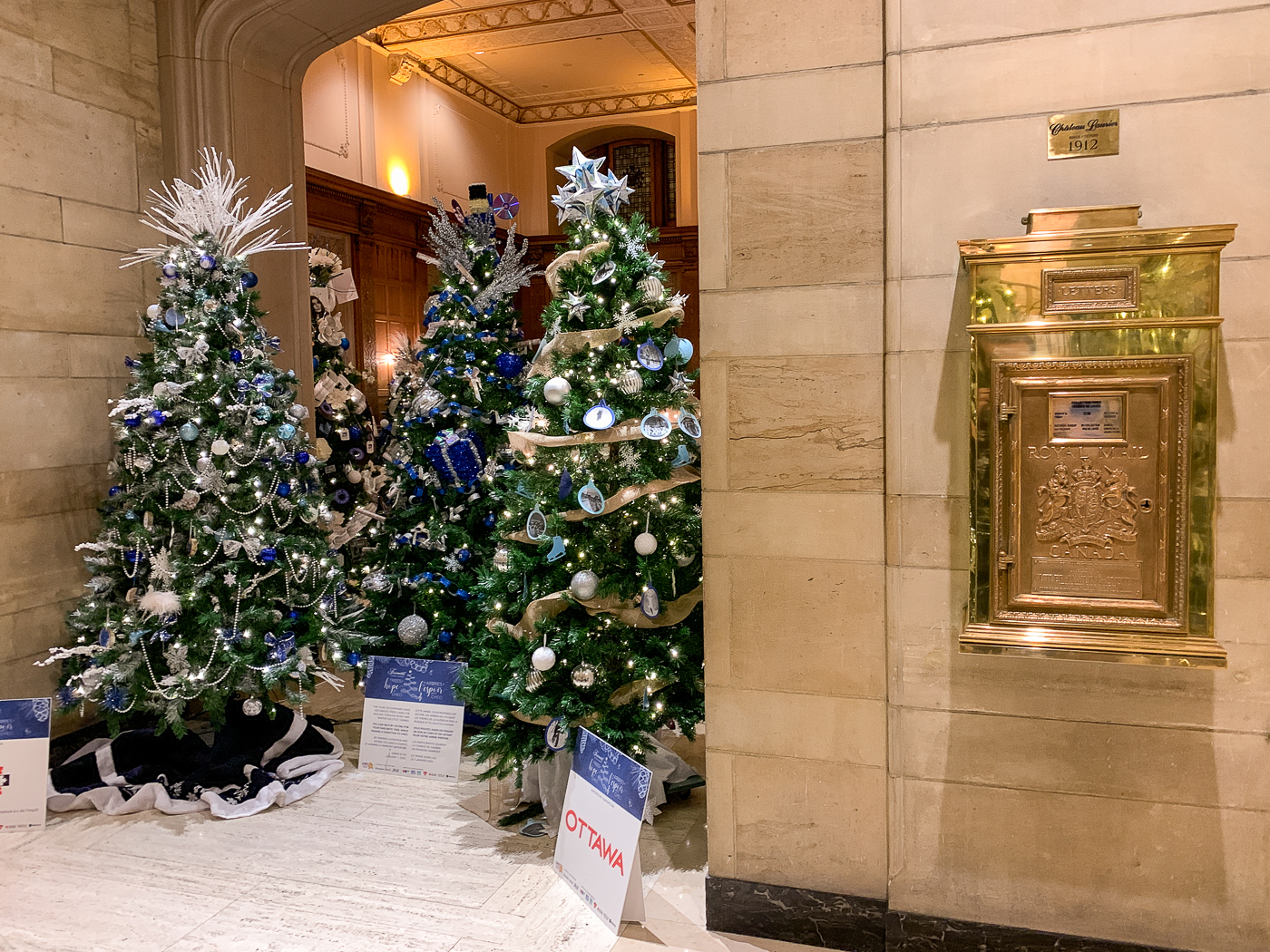 arbres de l'espoir et boîte postale dans le lobby du Fairmont Château Laurier