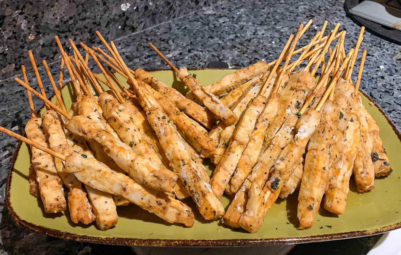 Brochettes de poulet au lounge Fairmont Gold