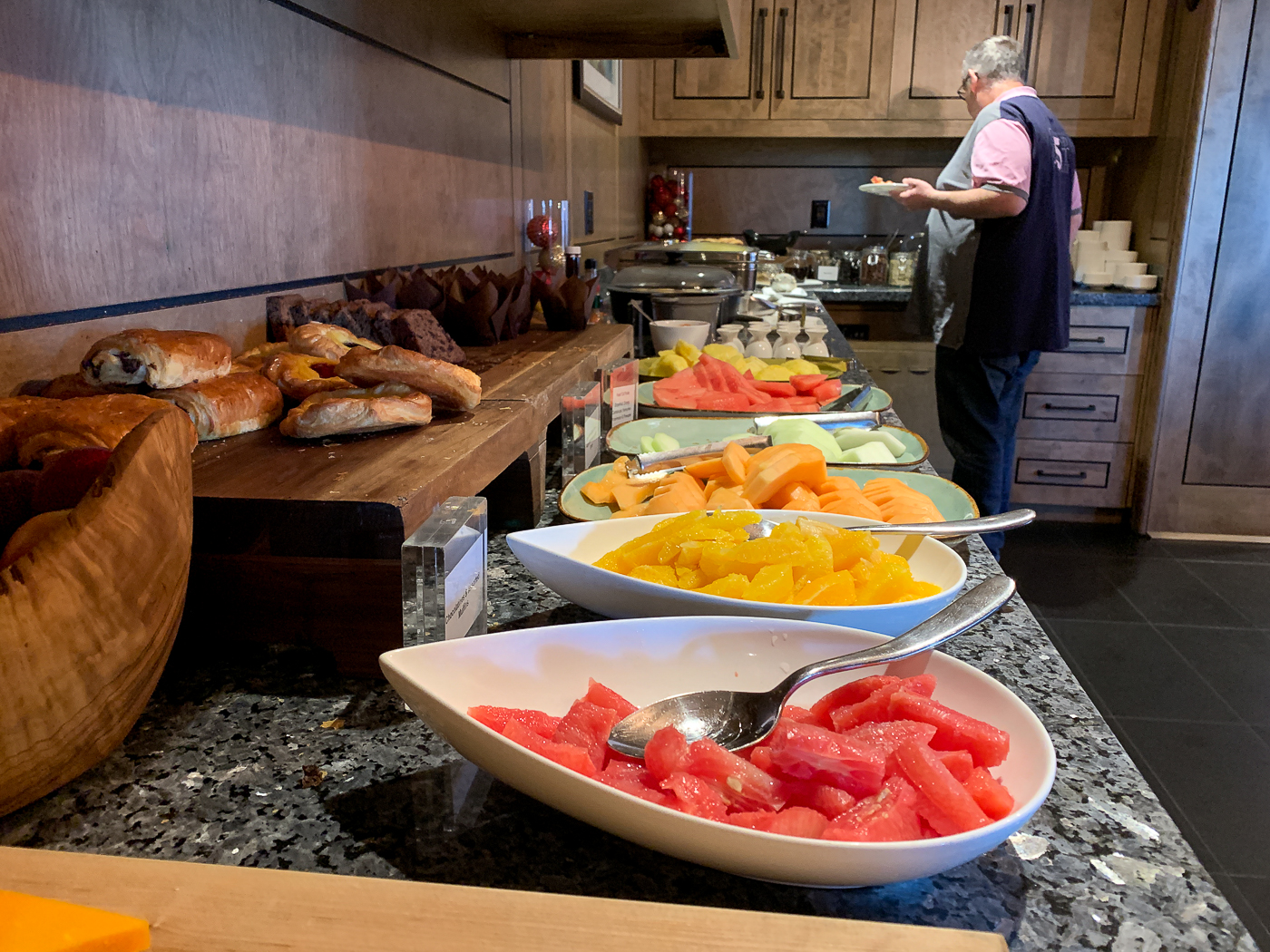 Buffet brunch petit-déjeuner de fruits au lounge salon Fairmont Gold