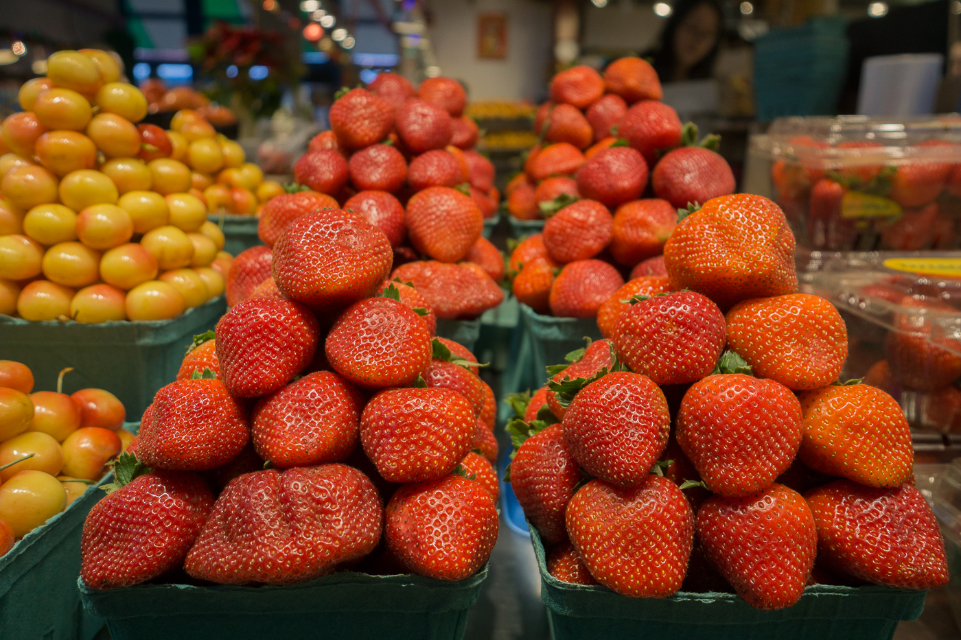 casseaux de fraises à Granville Island Market