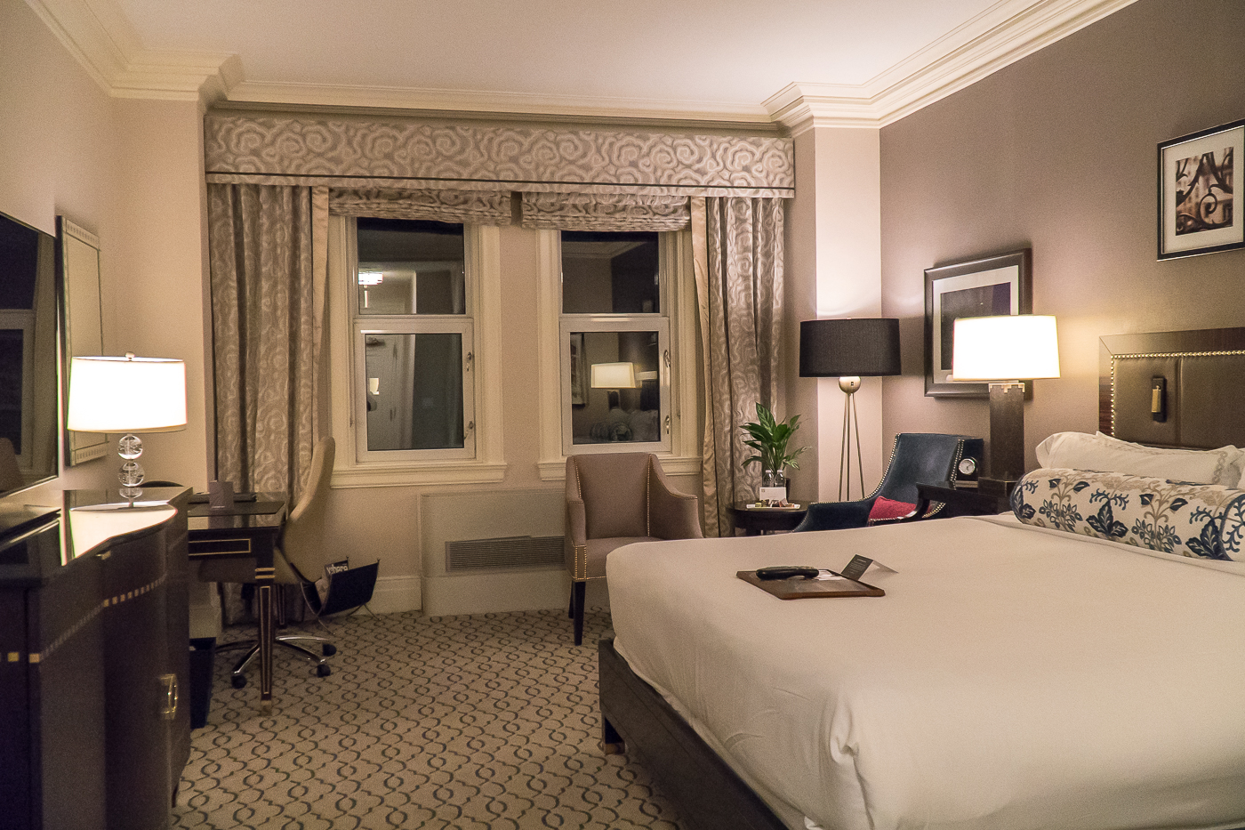 Chambre lit king au Fairmont Château Laurier à Ottawa