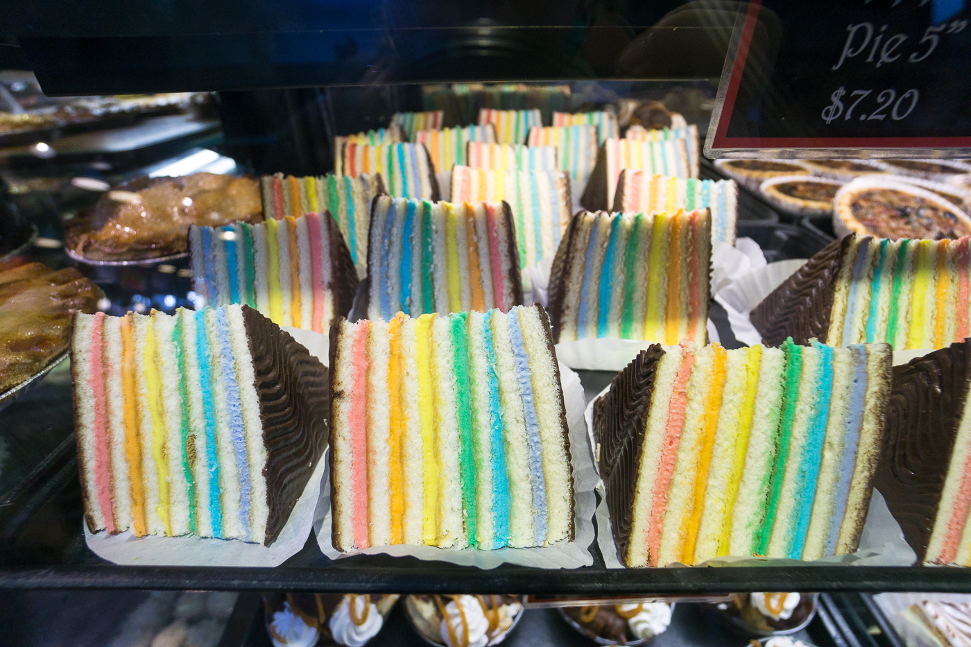 Gateaux arc-en-ciel - Granville island market