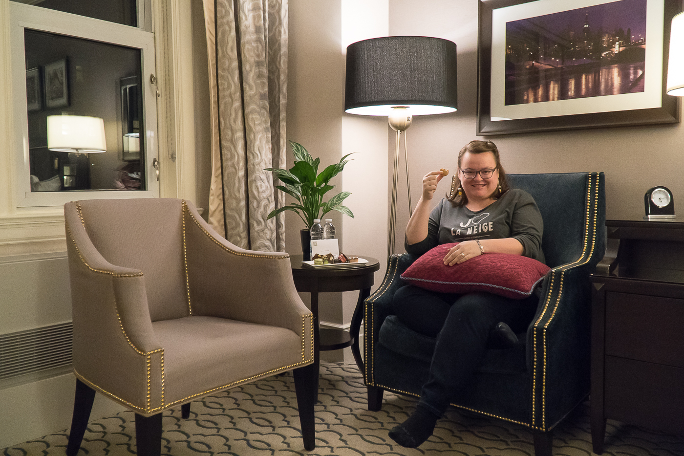 Jennifer avec macarons - Hôtel où dormir à Ottawa