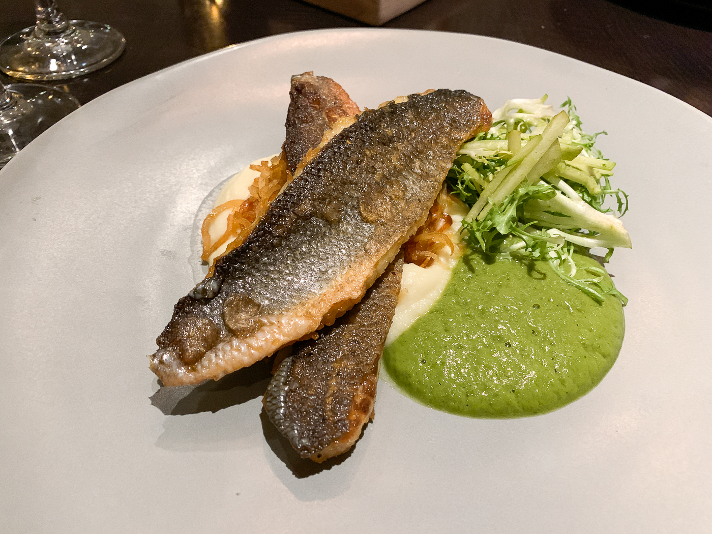 Loup de mer et purée de panais avec salade de poires au Wilfrid's Château Laurier