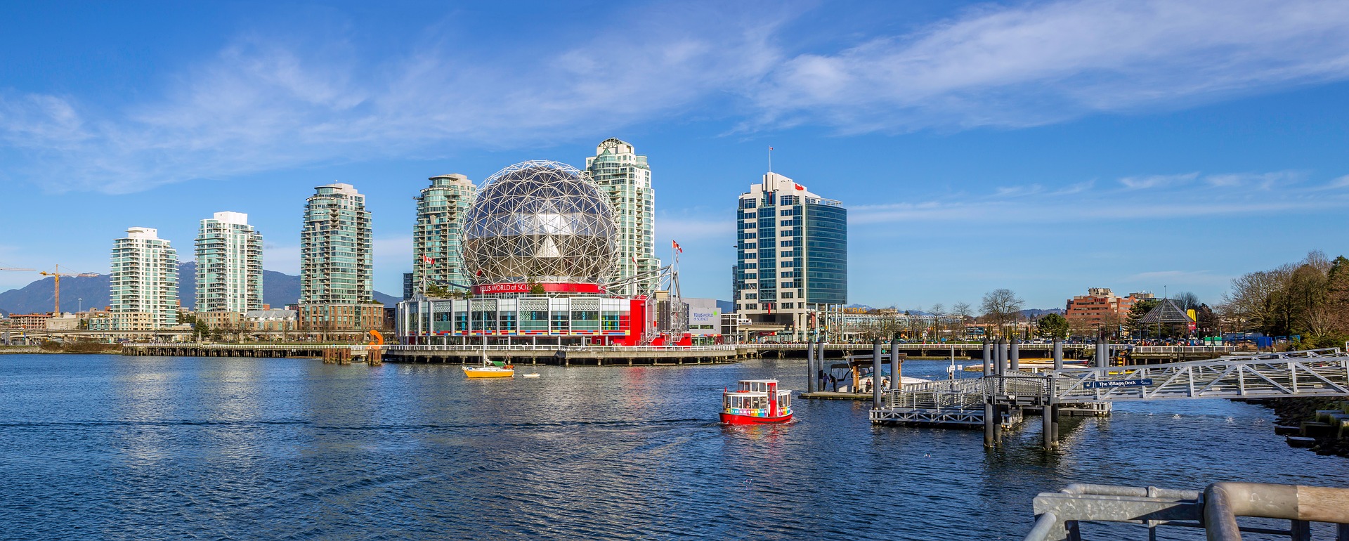 Skyline d'immeubles sur l'eau à Vancouver par George Triay sur Pixabay