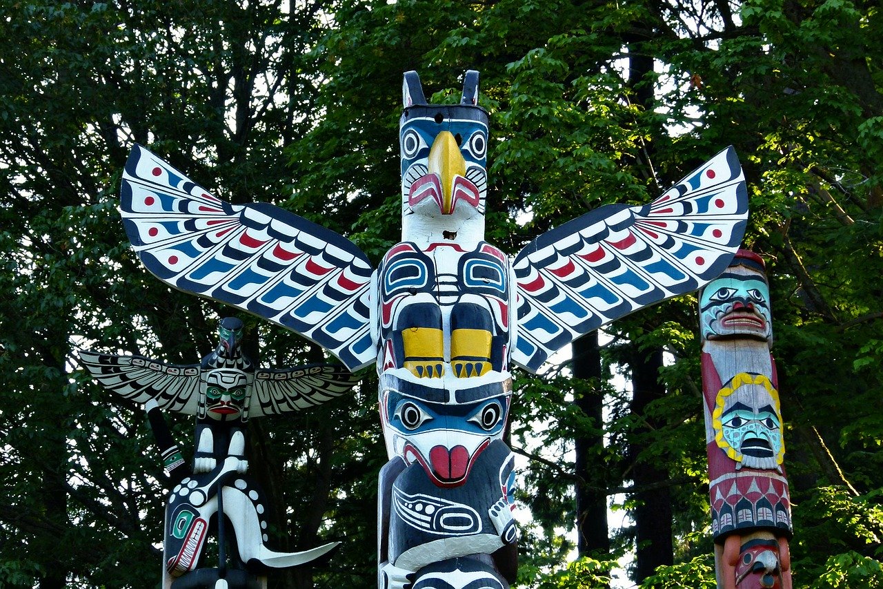 Stanley Park - Quoi faire à petit budget à Vancouver - Totems par ArtTower sur Pixabay