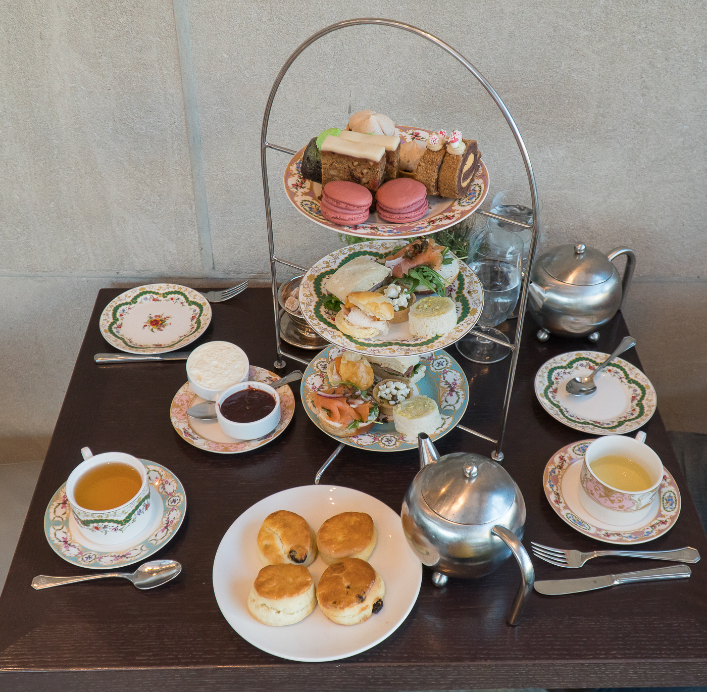 table remplie de High tea au Zoe's Fairmont Ottawa