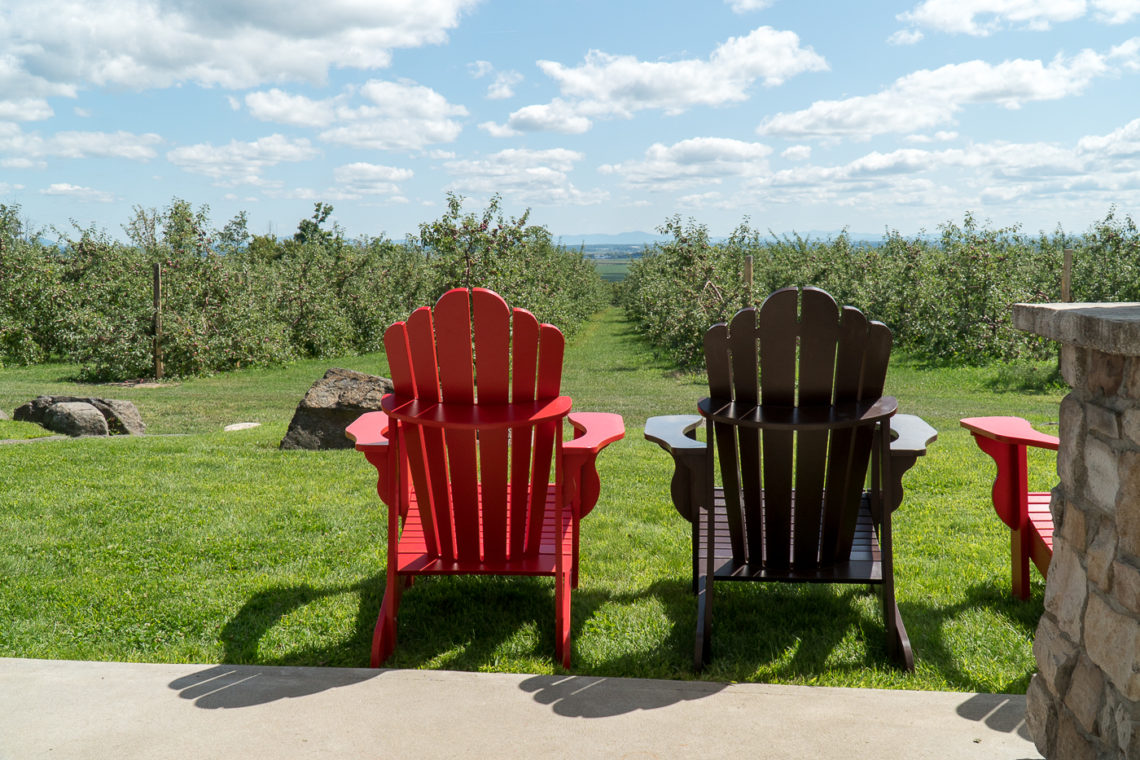 Chaises sur la terrasse panoramique de Coteau Rougemont où déguster du cidre québécois