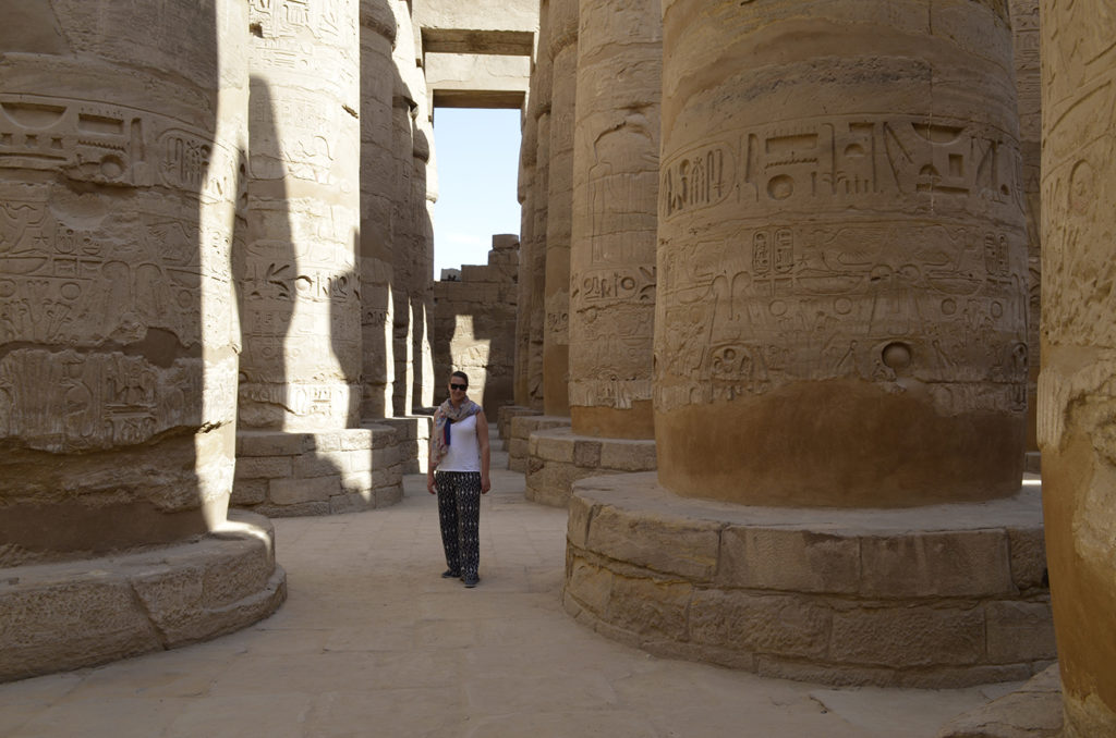 Galiane se tenant devant les colonnes du temple Karnak