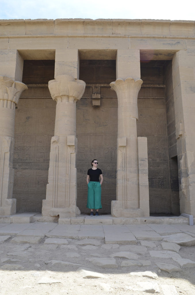 Galiane se tenant devant les colonnes du temple Philae pendant l'itinéraire en Égypte