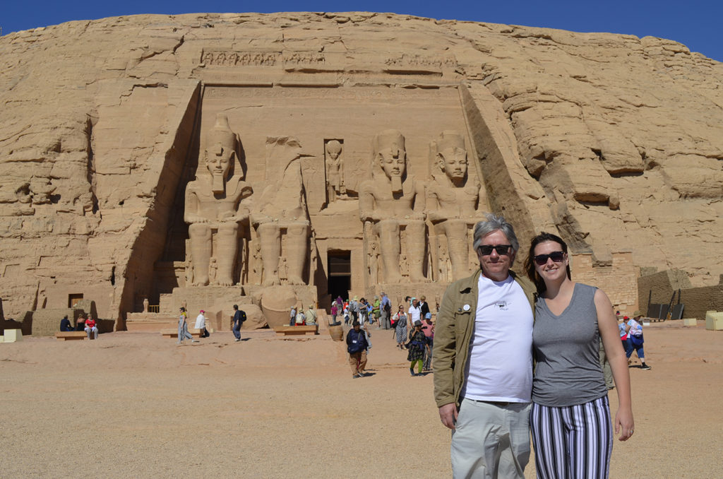 Galiane et Pierre devant le grand temple d'Abu Simbel