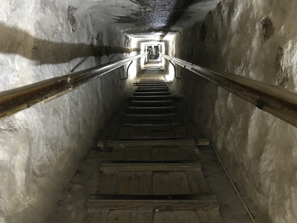 Passage dans la grande pyramide pour se rendre à la grande galerie