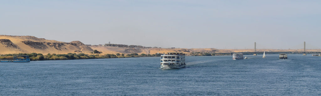 Paysage depuis notre bateau durant la croisière sur le Nil. Nous croisons des bateaux similaires au nôtre. 