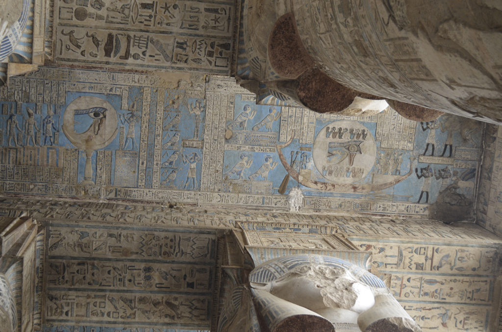 Les plafonds du temple de Dendara, un joyau de notre itinéraire en Égypte