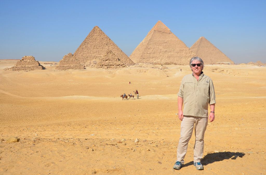 Pierre se tenant devant les pyramides de Gizeh en Égypte