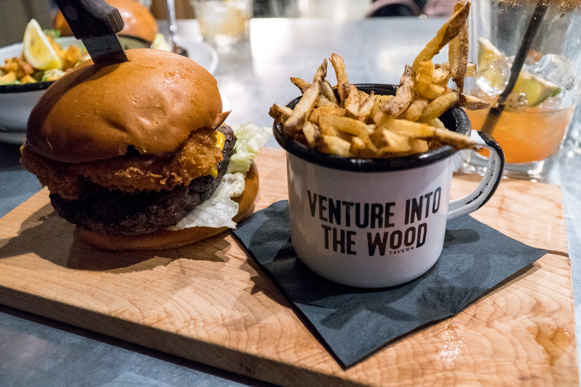 Plateau de burger et frites à The Wood Tavern