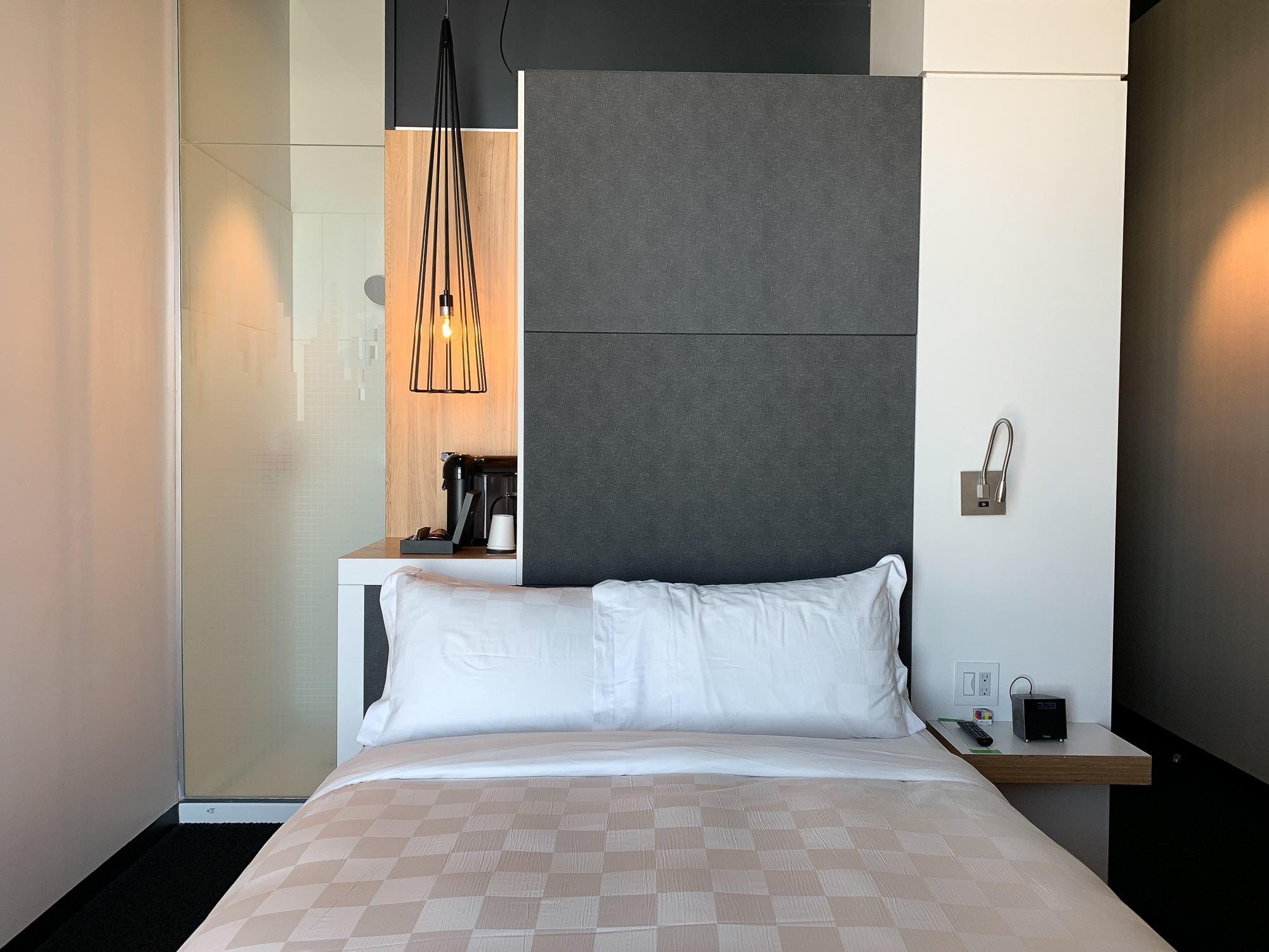 Chambre et lit au Alt Hotel Winnipeg dans le Exchange District