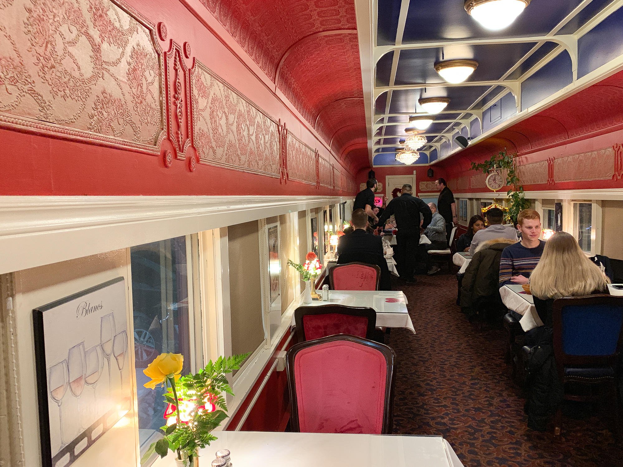 Intérieur du wagon restaurant du Resto Gare