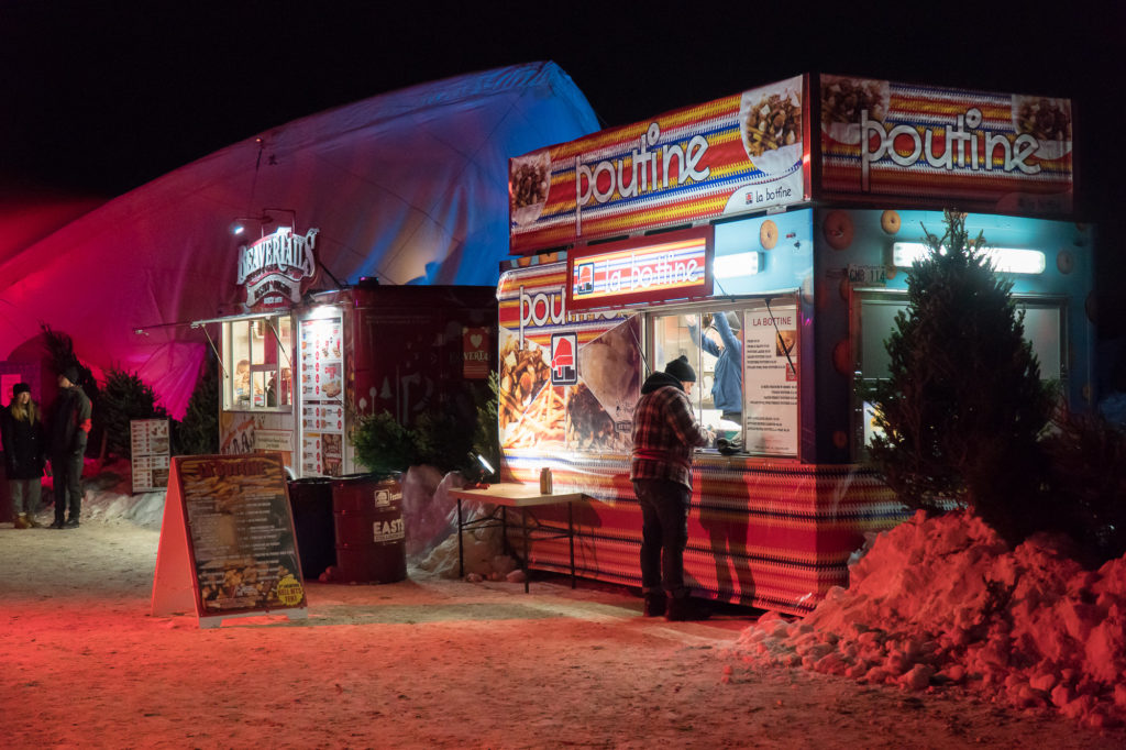 kiosque de street food de poutine au festival du voyageur à Winnipeg