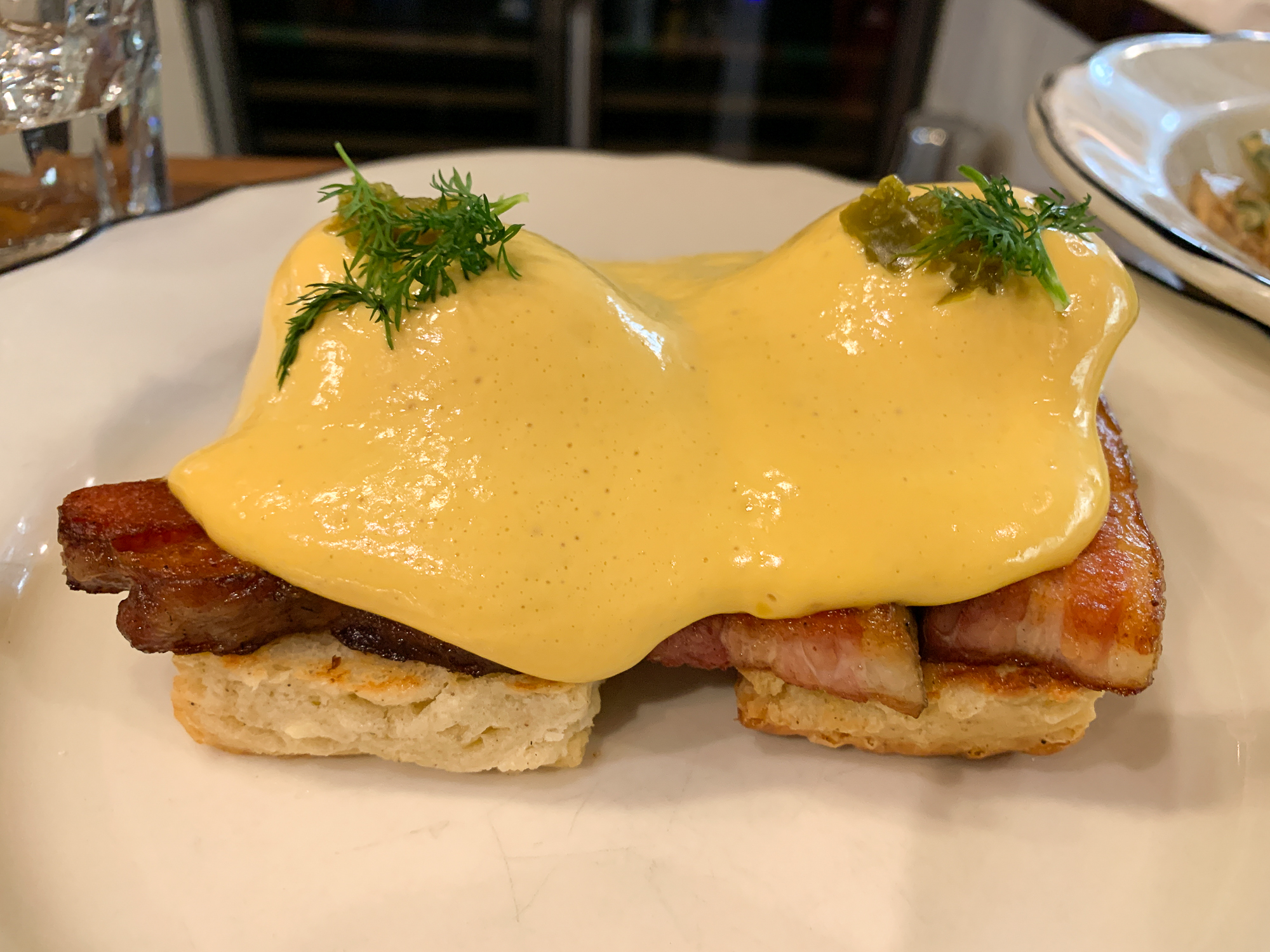 oeufs bénédictine avec bacon chez Clementine Café à Winnipeg