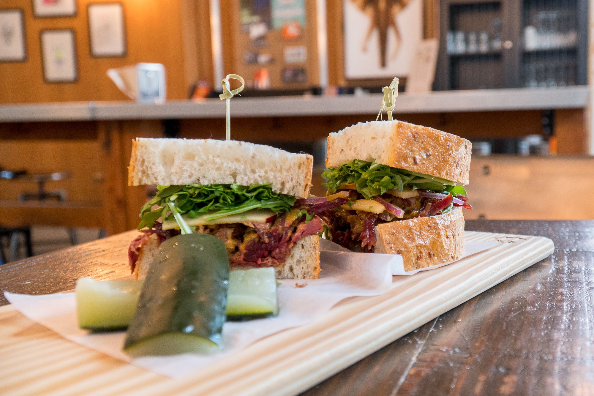 Sandwich et cornichons de King + Bannatyne - Où manger à Winnipeg